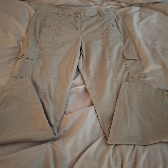 LOFT Women's Khaki Cargo Pants - Picture 4 of 10